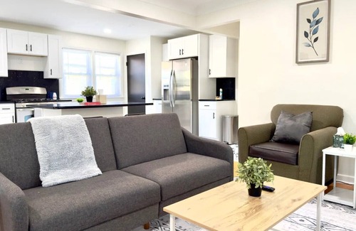 Skokie House | Spacious Family Home, 8bd Gem In A Prime Location!