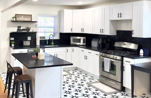 Skokie House | Spacious Family Home, 8bd Gem In A Prime Location!