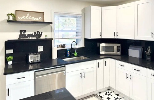 Skokie House | Spacious Family Home, 8bd Gem In A Prime Location!