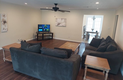 Dickinson House | Spacious Family Home