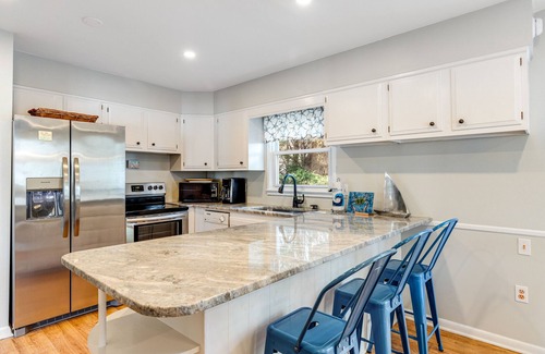 Little Salisbury House | Spacious Family Home with Full Kitchen & Deck - Close to the Beach