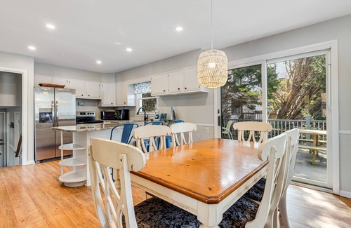 Little Salisbury House | Spacious Family Home with Full Kitchen & Deck - Close to the Beach