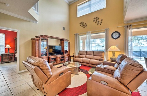 Solana House | Spacious Family Home with Spa in Davenport!