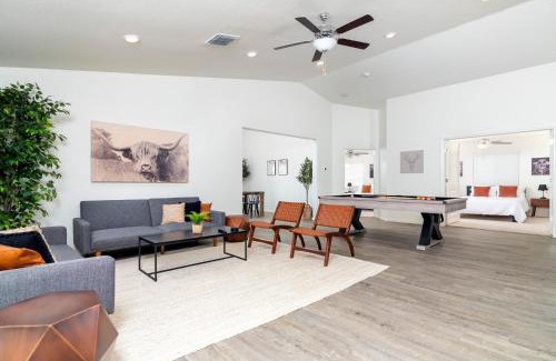 Tamaron House | Spacious Family Oasis ~ PoolTable ~ Backyard ~ Pkg