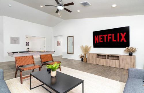 Tamaron House | Spacious Family Oasis ~ PoolTable ~ Backyard ~ Pkg