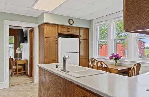 Cornland Other | Spacious farmhouse located 9 miles from Taylorville, 15 miles from Springfield.