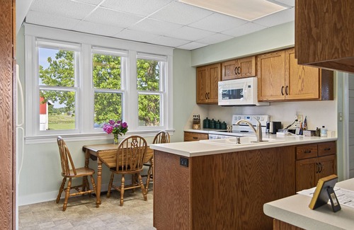 Cornland Other | Spacious farmhouse located 9 miles from Taylorville, 15 miles from Springfield.