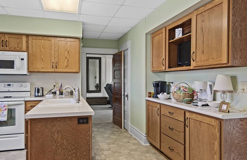 Cornland Other | Spacious farmhouse located 9 miles from Taylorville, 15 miles from Springfield.