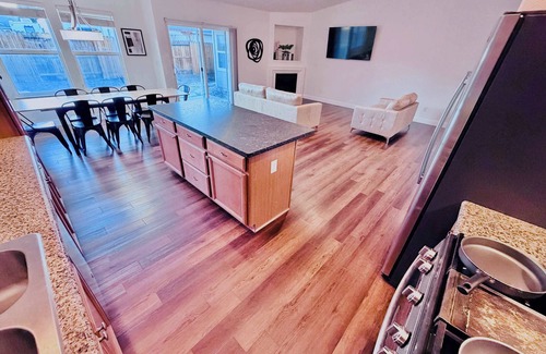 Fernley House | Spacious Fernley House: 4 Bedrooms, Garage & Kitchen