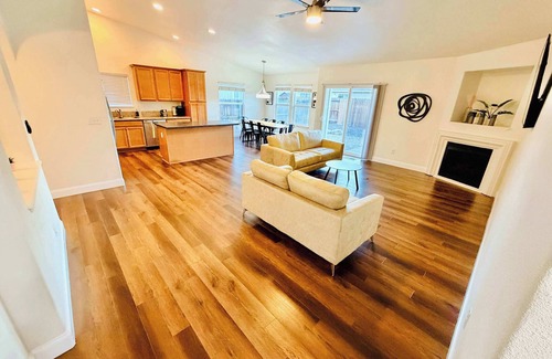 Fernley House | Spacious Fernley House: 4 Bedrooms, Garage & Kitchen