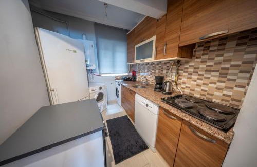 Gumussuyu Mahallesi Apartment | Spacious Flat, 4BR, 4ACs, 3 min walk from Taksim