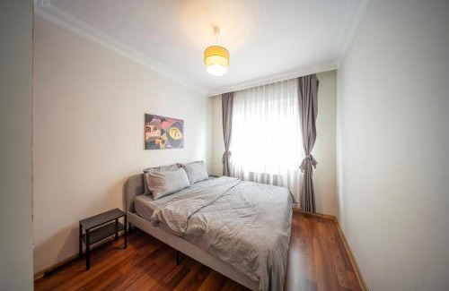 Gumussuyu Mahallesi Apartment | Spacious Flat, 4BR, 4ACs, 3 min walk from Taksim