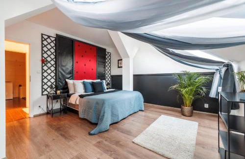 Smichov Apartment | Spacious flat & parking possibility, 3 stops to Wenceslav square