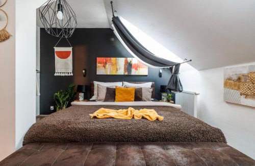 Smichov Apartment | Spacious flat & parking possibility, 3 stops to Wenceslav square