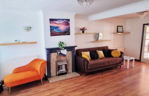 Watford House | Spacious Four Bedroom House