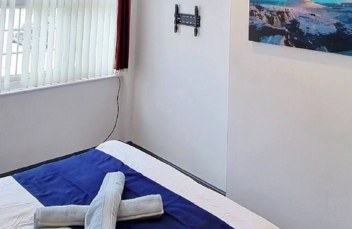 Watford House | Spacious Four Bedroom House