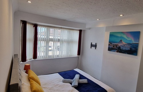 Watford House | Spacious Four Bedroom House