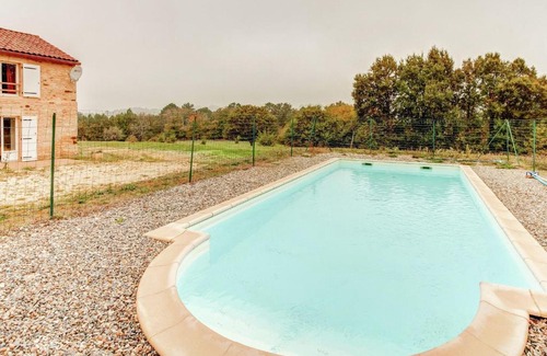 Loubejac House | Spacious Holiday Home with Private Swimming Pool in Loubejac