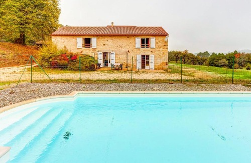 Loubejac House | Spacious Holiday Home with Private Swimming Pool in Loubejac