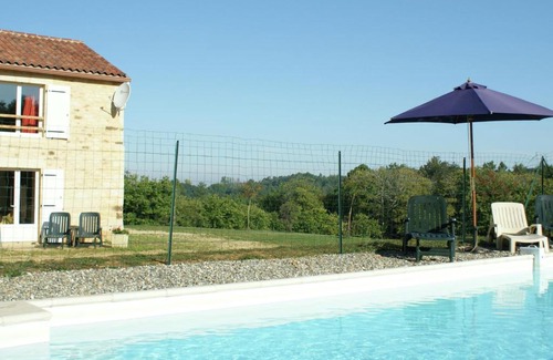 Loubejac House | Spacious Holiday Home with Private Swimming Pool in Loubejac