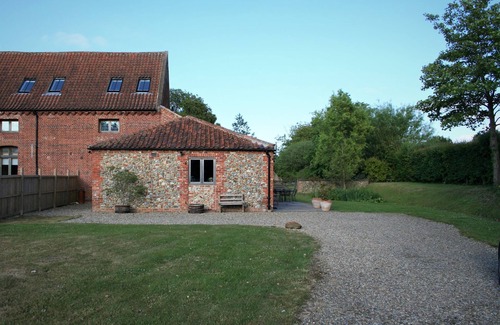 Fakenham House | Spacious Georgian barn, traditional oak beams throughout in idyllic countryside.