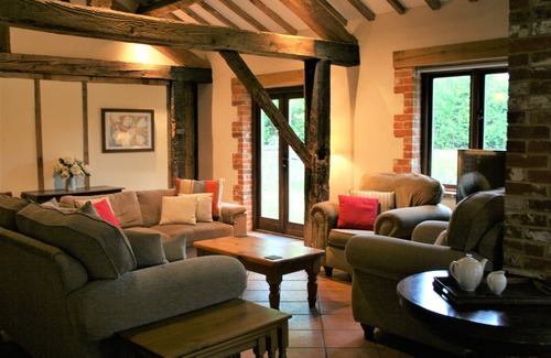 Fakenham House | Spacious Georgian barn, traditional oak beams throughout in idyllic countryside.