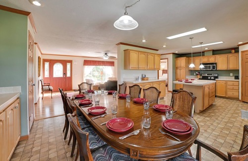 Hardin County House | Spacious Getaway 5 Mins to Garden of the Gods