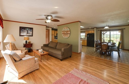 Hardin County House | Spacious Getaway 5 Mins to Garden of the Gods