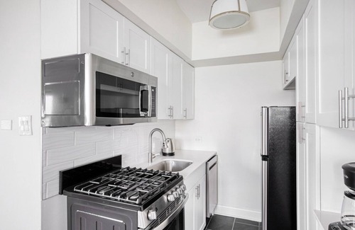 Gold Coast Apartment | Spacious Gold Coast 2BR w/Doorman & Gym, 2 blocks to L, by Blueground