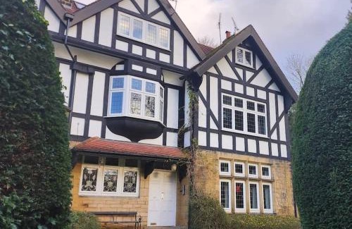 Roundhay Apartment | Spacious Guest Flat near Roundhay Park