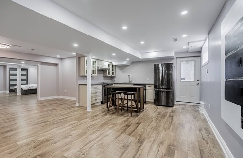 Brampton House | Spacious guest suite with ravine views