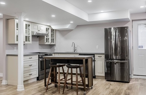 Brampton House | Spacious guest suite with ravine views