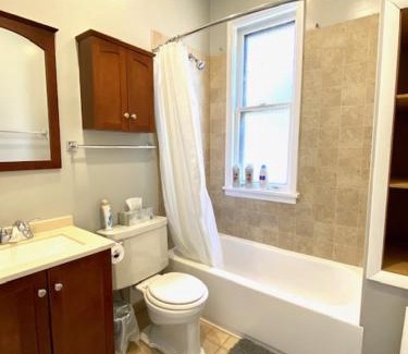 Lakeview Apartment | Spacious Historic Apartments In Lakeview Chicago - Walk to Wrigley, Nightlife, Shops, Hospitals