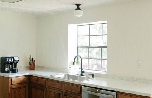 College Station House | Spacious Home for Hosting - Firepit, Huge Yard & Parking - 7 Mins to Texas A&M