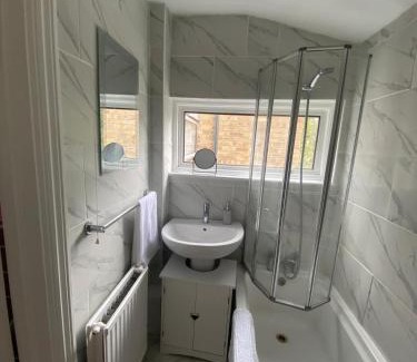 Harlow House | Spacious Home, Garden, in Harlow, Comfy for Contractors & Relocators
