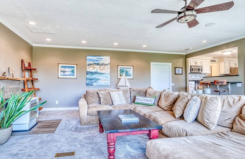 Southeast Bend House | Spacious Home - Golf Course Views, Central AC, WiFi & Alfresco Living