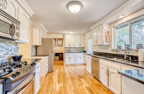 Southeast Bend House | Spacious Home - Golf Course Views, Central AC, WiFi & Alfresco Living