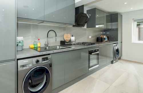 Tilehurst House | Spacious Home Heated Pool(May-Sep) in Tilehurst - Pass the Keys