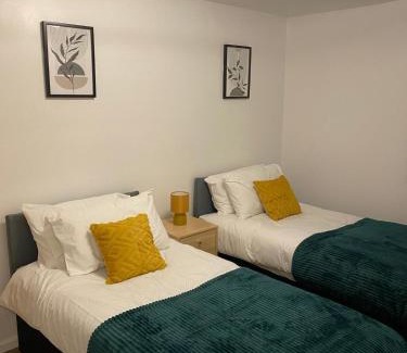 Harlow House | Spacious Home in Harlow Free Parking