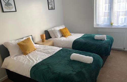 Harlow House | Spacious Home in Harlow Free Parking