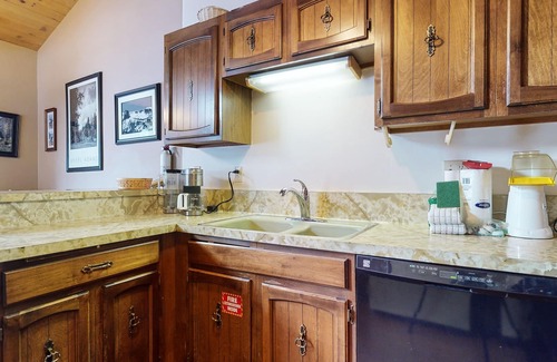 Mammoth Lakes Condo | Spacious Home in Town, Natural Light. Near Trails & Creek Park. Pool On-site