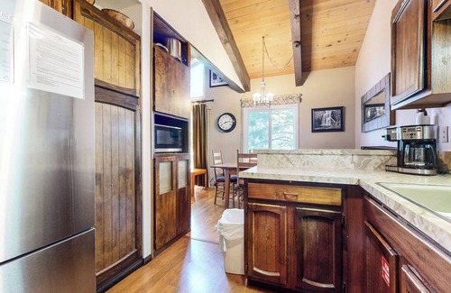 Mammoth Lakes Condo | Spacious Home in Town, Natural Light. Near Trails & Creek Park. Pool On-site