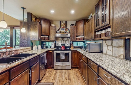 Gruene House | Spacious home including main and guesthouse with private Hot tub