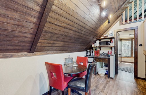 Gruene House | Spacious home including main and guesthouse with private Hot tub