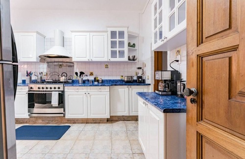 Anahuac House | Spacious Home Ideal for Groups - Outdoor Dining, BBQ, Workspace