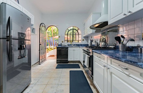 Anahuac House | Spacious Home Ideal for Groups - Outdoor Dining, BBQ, Workspace