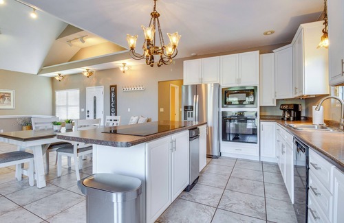Mountain Home House | Spacious Home Near Norfork Lake w/Wraparound Deck