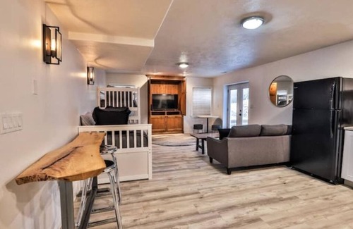 Draper House | Spacious home w/hottub & close to canyons & trails