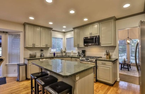 Draper House | Spacious home w/hottub & close to canyons & trails