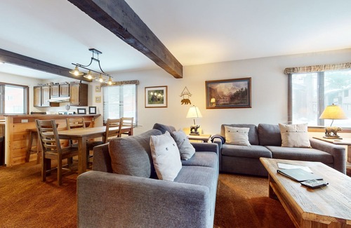 Mammoth Lakes Condo | Spacious Homey Mnt Condo. Pool & Tennis Court On-site. Near Restaurants